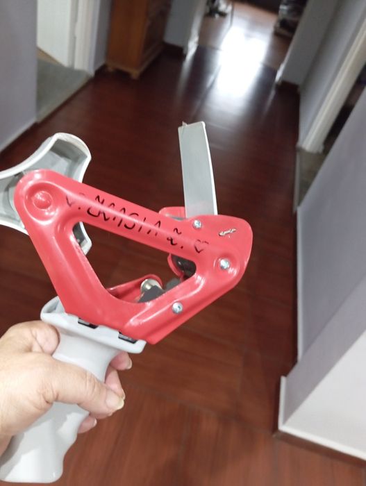 Podajnik taśmy klejącej