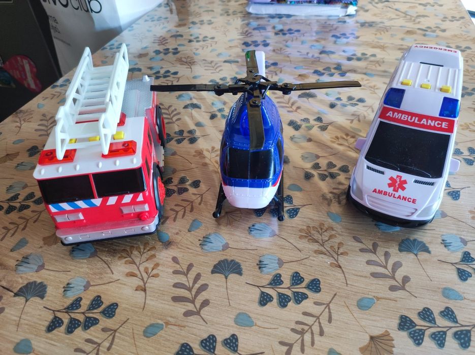 Trzy pojazdy ratunkowe