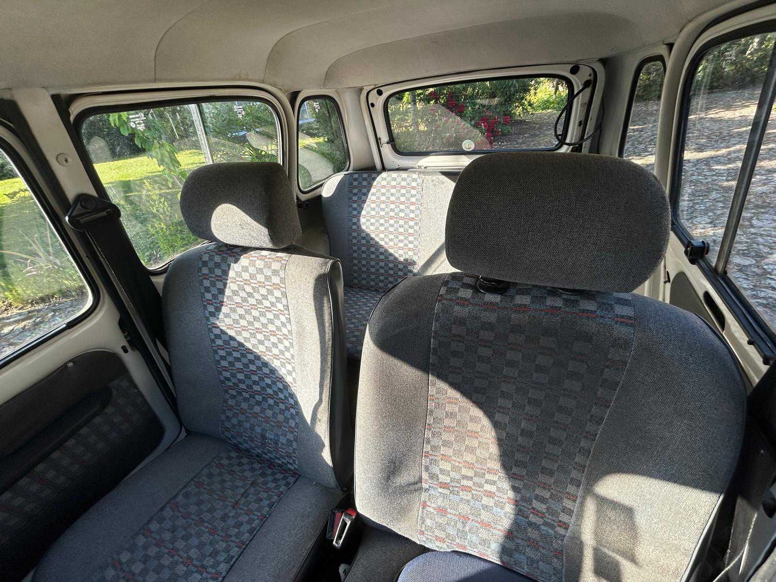 Carro Renault 4L em bom estado