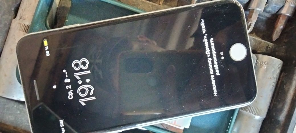 Продам Айфон 8 /64ГБ белого цвета