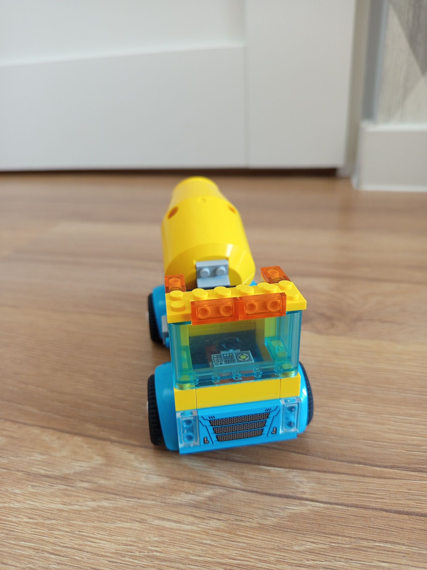 LEGO City 60325 Ciężarówka z betoniarką