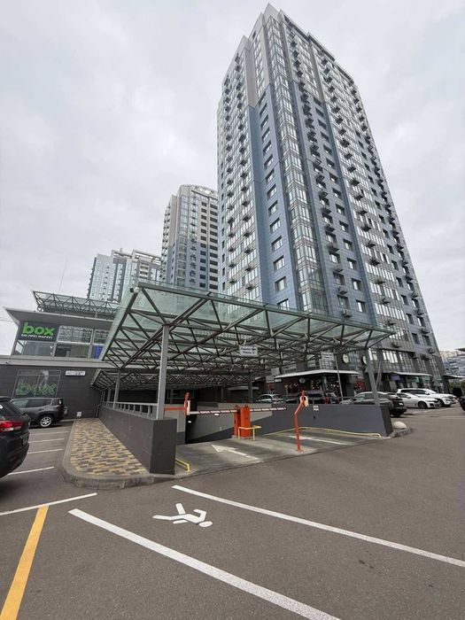 Продаж підземного просторого паркомісця з розеткою в ЖК RiverStone