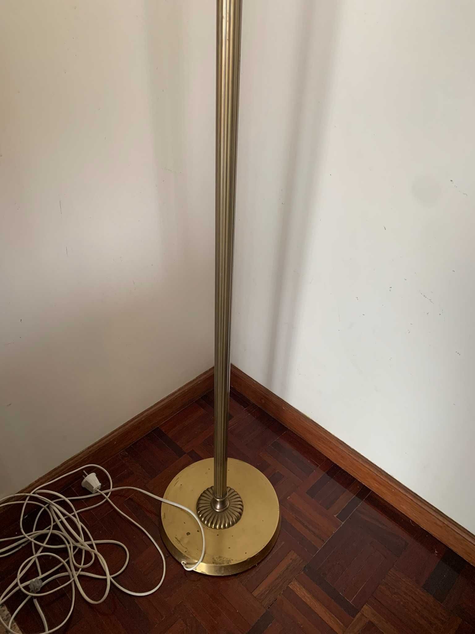 Candeeiro de pé branco e dourado vintage