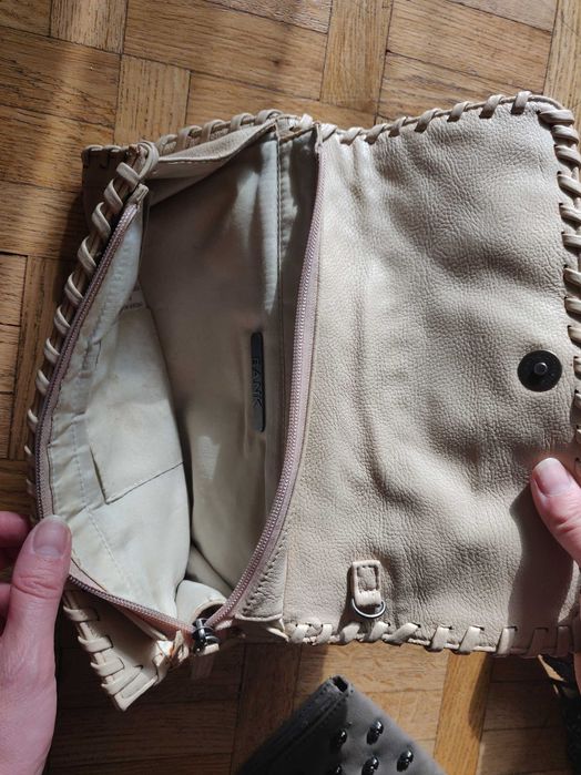 Klimatyczna i b. oryginalna kopertówka BANK z ozdobną czaszką