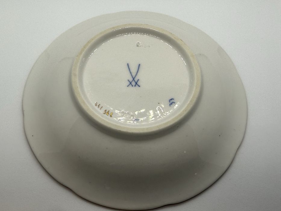 Miśnia / Meissen elegancka filiżanka bogato złocona wzór B-Form