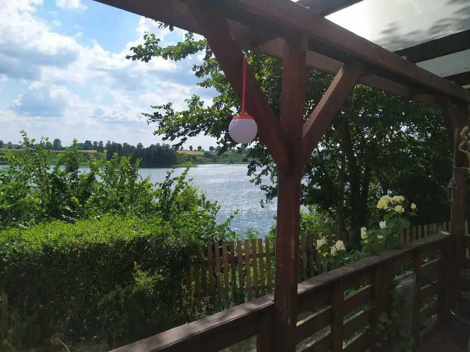 Domek nad jeziorem z działką, linią brzegową i pomostem