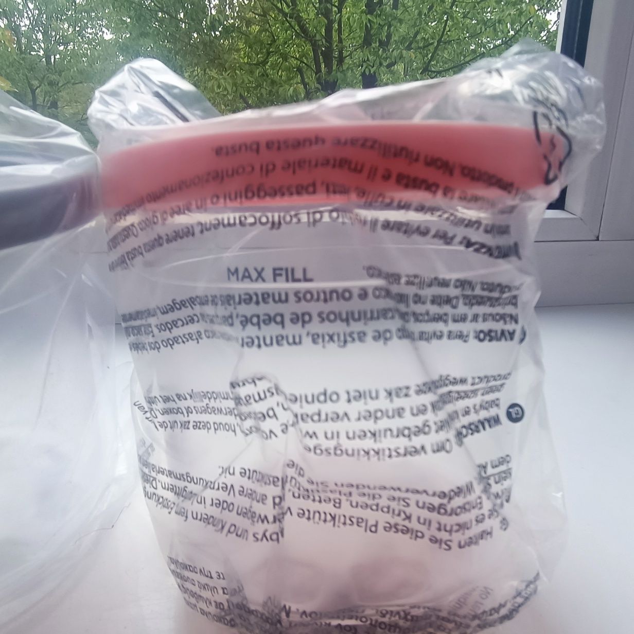 Zestaw 4 przezroczystych pojemników z kolorowymi pokrywkami
