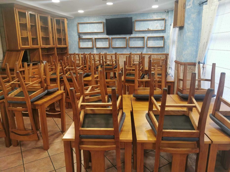 Conjunto de Mesas e Cadeiras para restaurante, bom estado
