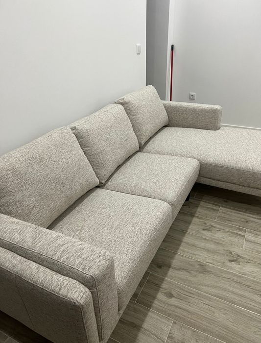 Sofá bege com chaise long