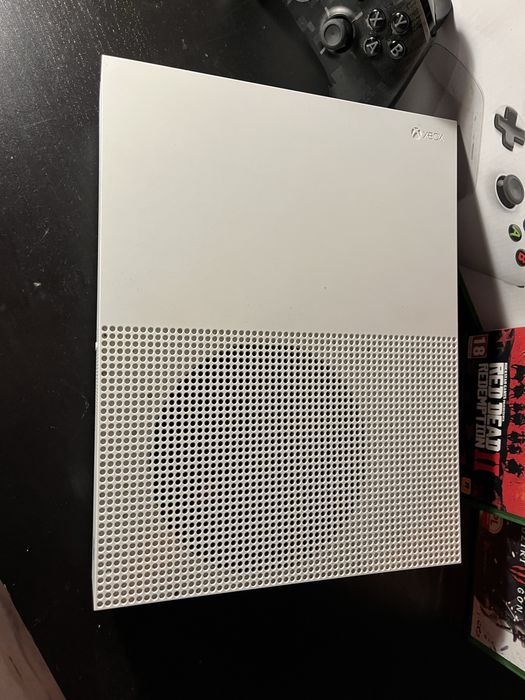 Xbox one s 1tb z grami oraz padem