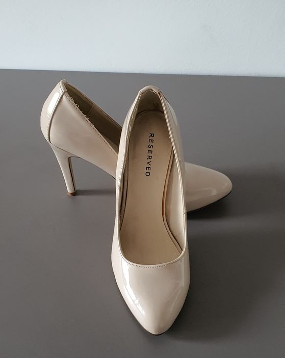 Beżowe lakierowane buty Reserved na obcasie r. 37