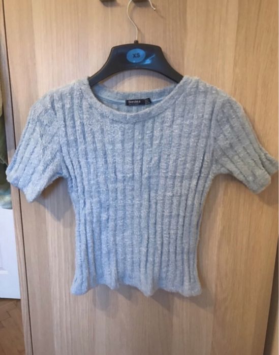 Niebiezka bluzka z futerkiem, xs, bershka