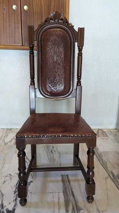 Antiga cadeira em madeira