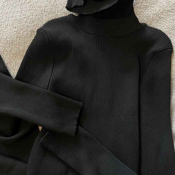 Чорна сукня з розрізом