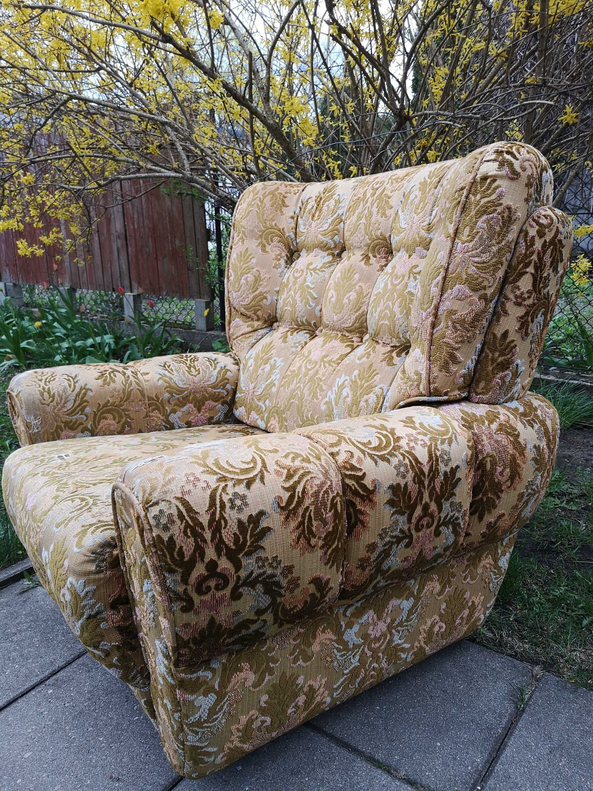 Fotele 2 szt. + kanapa wzór tłoczone kwiaty oddam