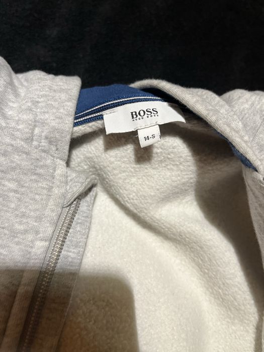 Hugo Boss сірий зіп худі підходить на розмір s та m.