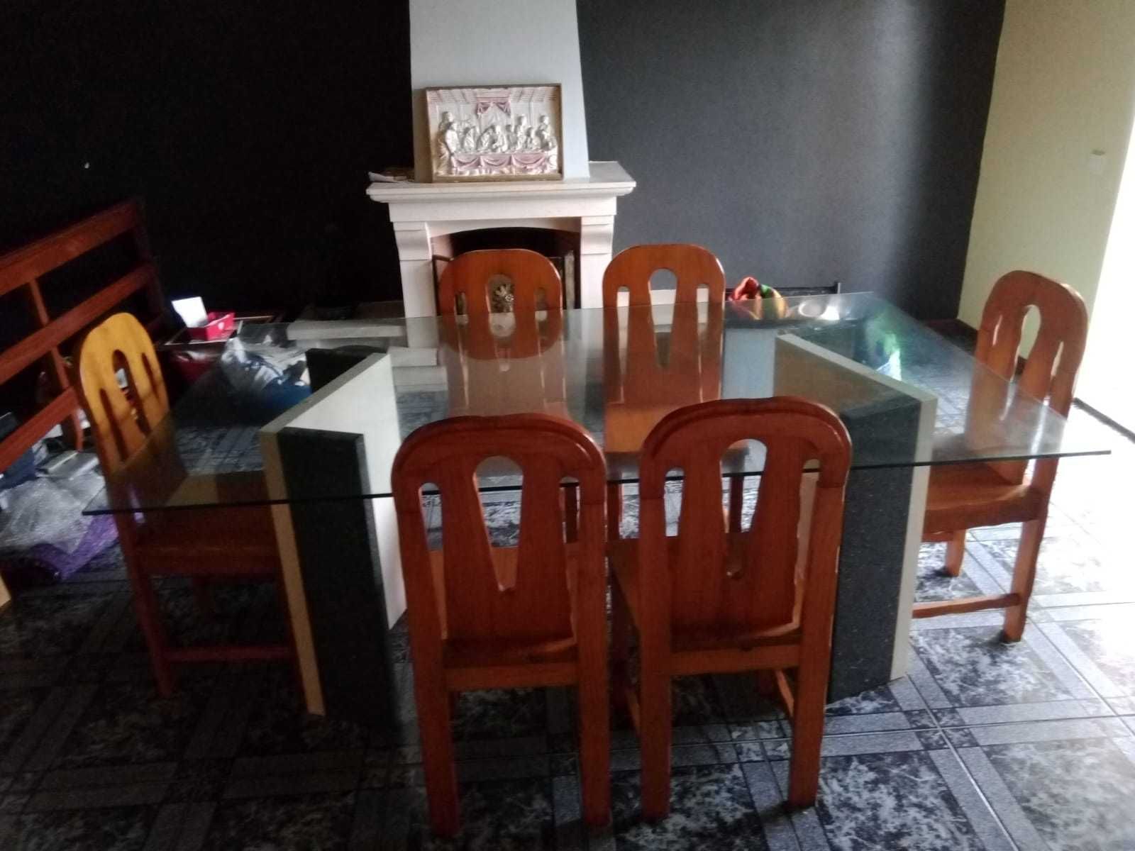 Mesa de sala de vidro, com pernas em pedra