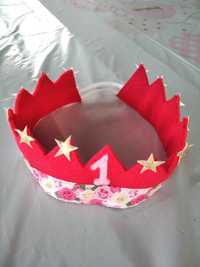 korona filcowa roczek cyfra 1 różyczki czerwona handmade 46cm
