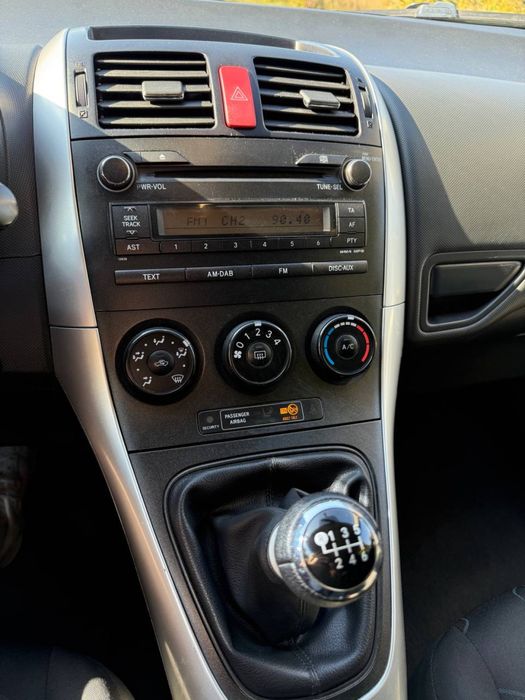 Toyota auris 2010 1.4 MT