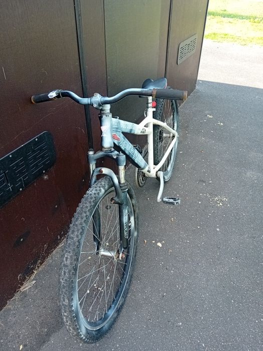 Dirt w średnim stanie