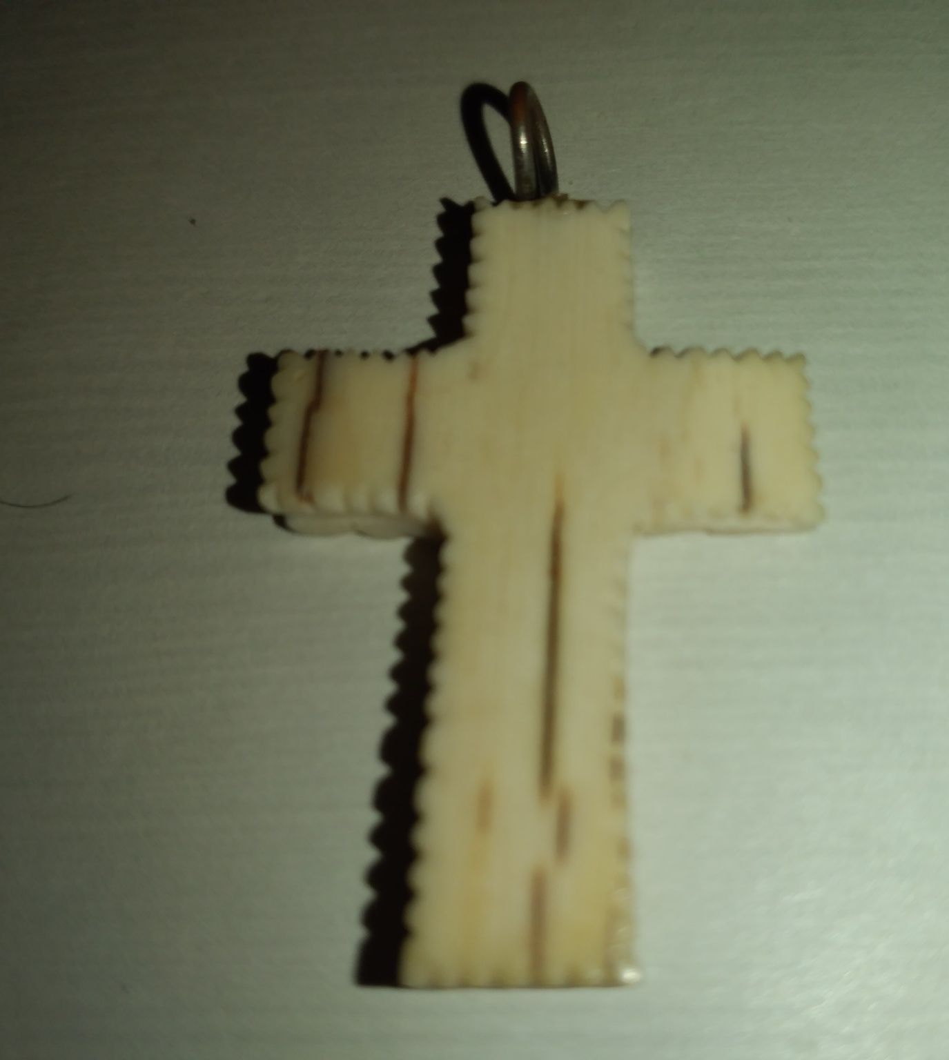 Cruz antiga em material nobre