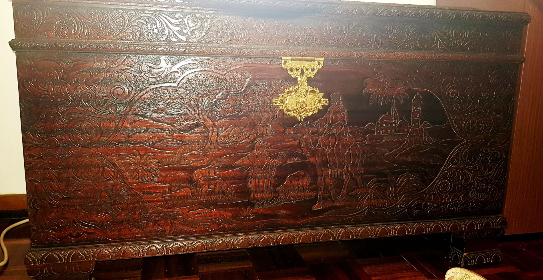 Lindíssima  mala/arca de madeira maciça, com gravuras mt bem estimada