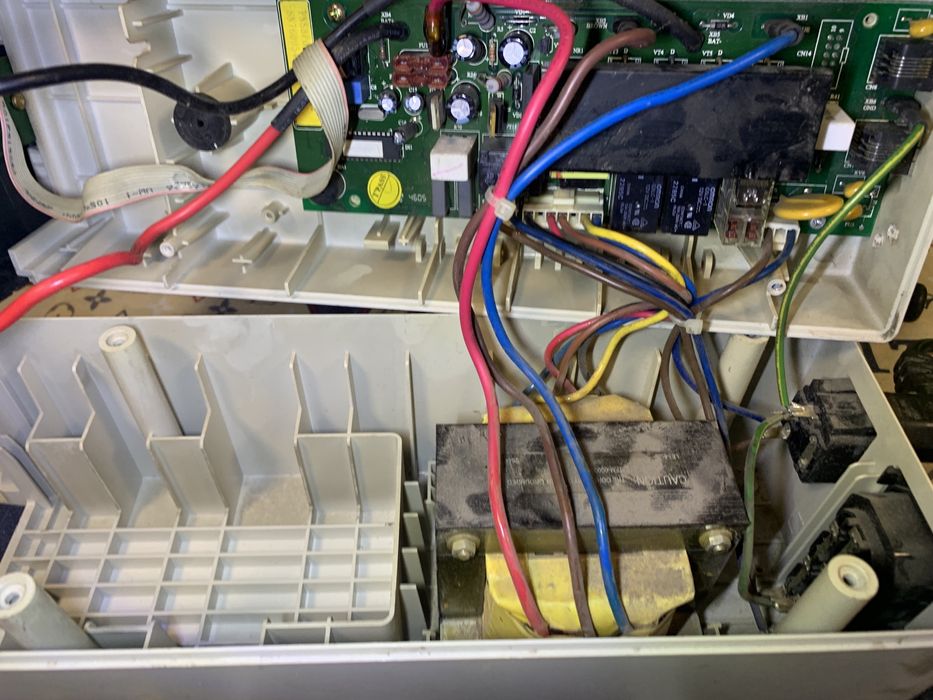 Бесперебойник инвертор 12. 220 на ремонт или запчасти