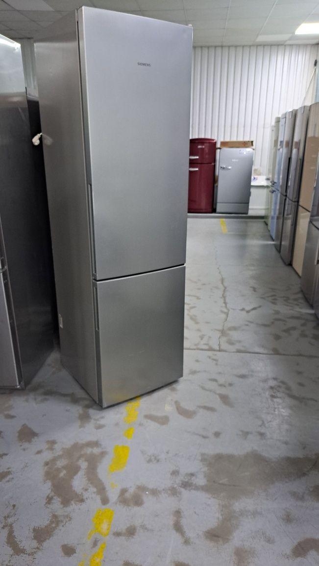 Срібний холодильник AEG kgd54r високий в ідеалі
