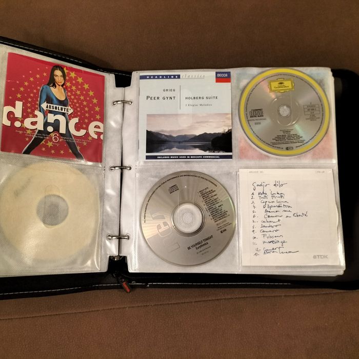 Płyty CD z przeróżną muzyką w albumie - pokrowcu - teczce