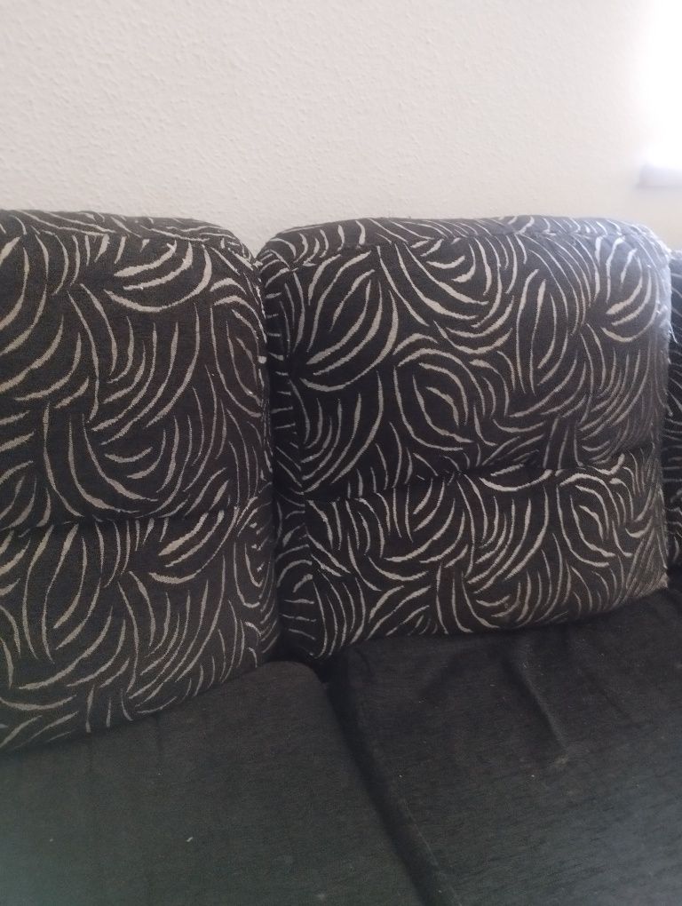 Sofá preto curvado