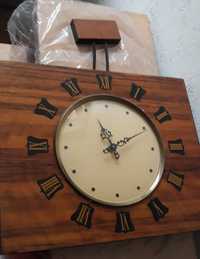 Stary zegar drewniany wiszący  z lat 70 ubieglego stulecia