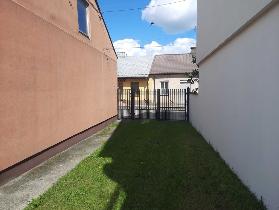 Sprzedam dom - cztery pokoje i duże podwórko