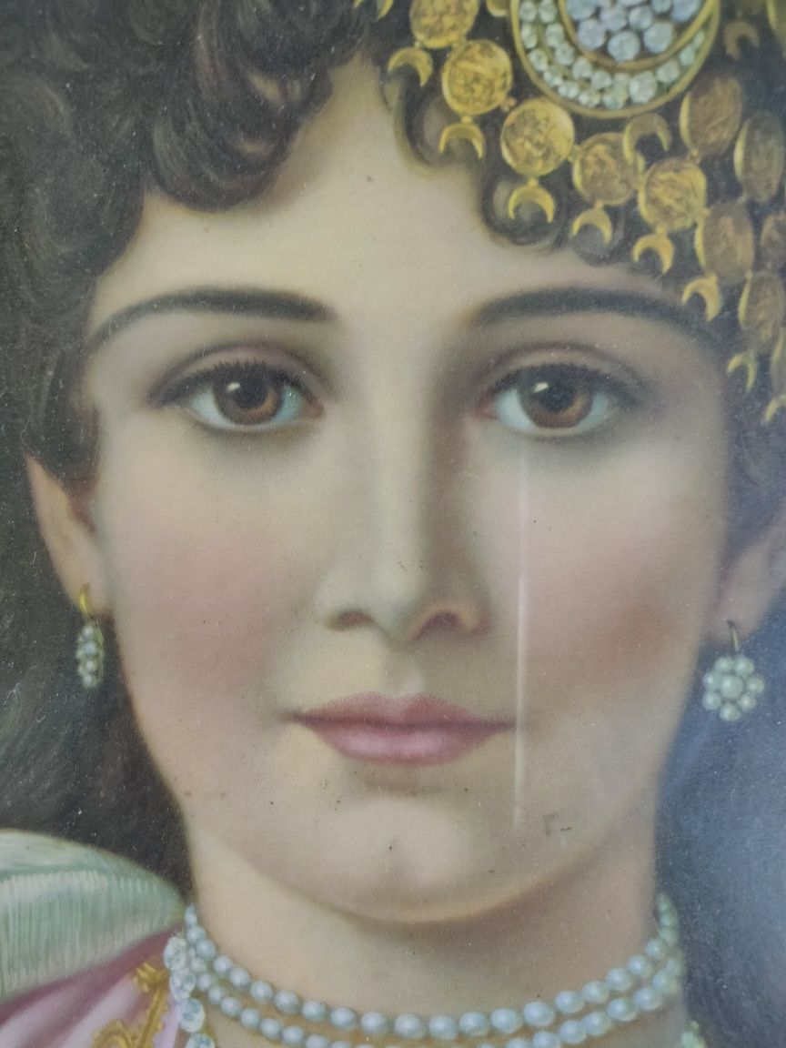 Moldura em madeira e metal.
