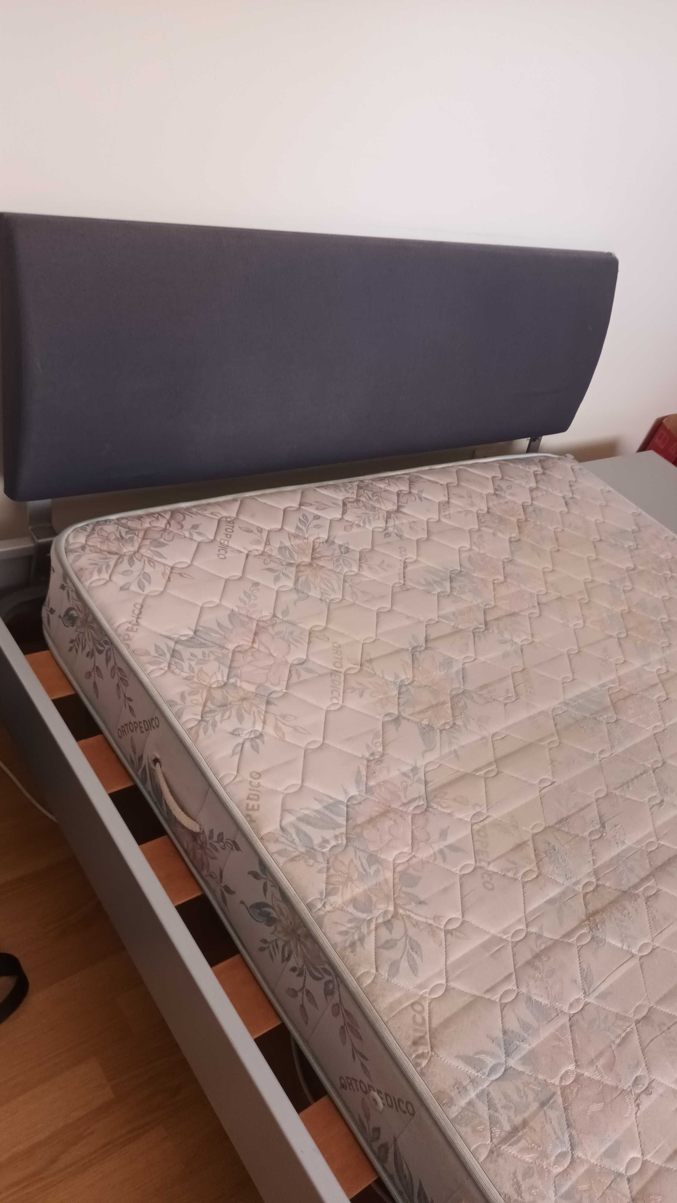 Cama casal com cabeceira e mesa de cabeceira (oferta colchão)