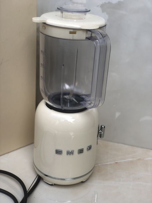 Блендер Smeg у кремовому кольорі