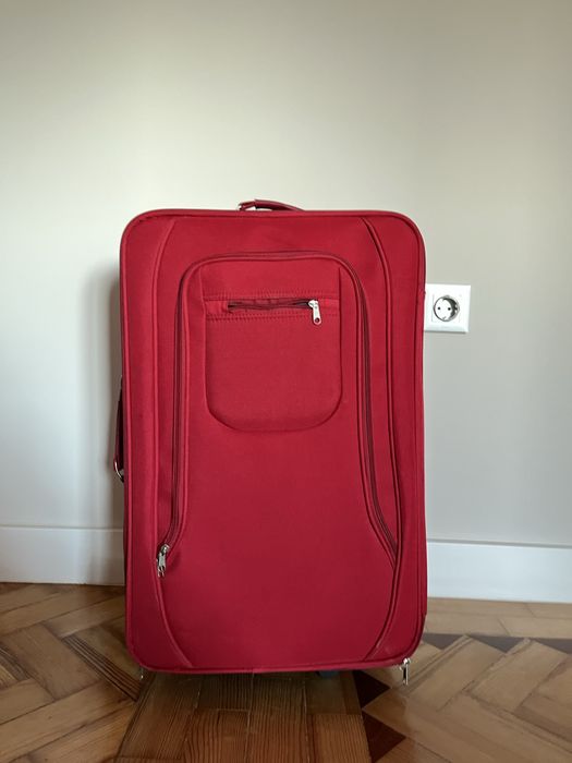 Mala de viagem em tecido vermelho