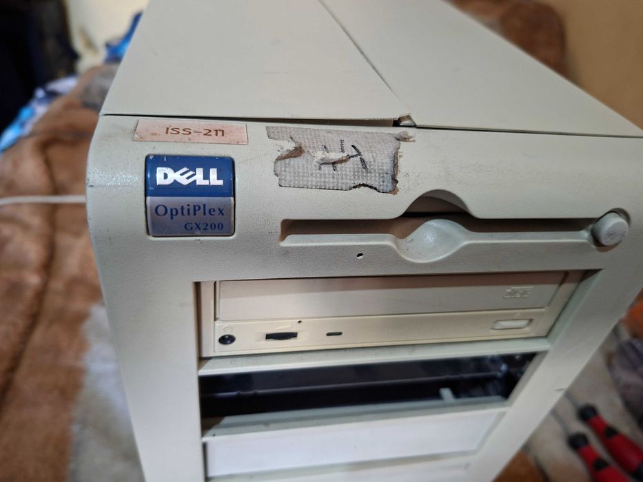 stary retro komputer stacjonarny Dell Optiplex gx200