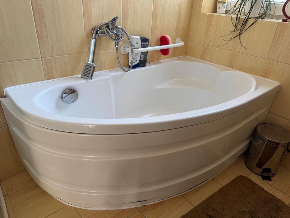 Wanna narożna z obudową