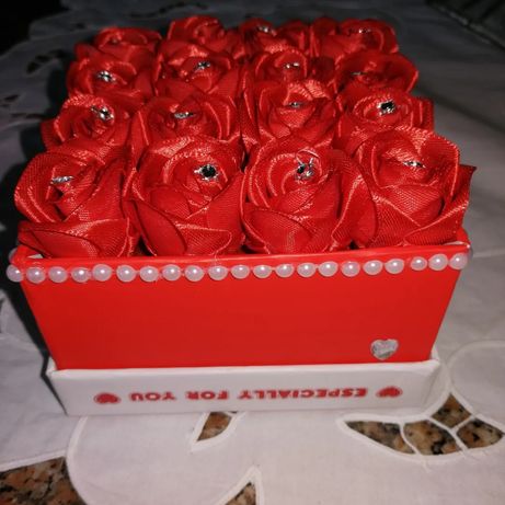 Caixa com rosas de cetim