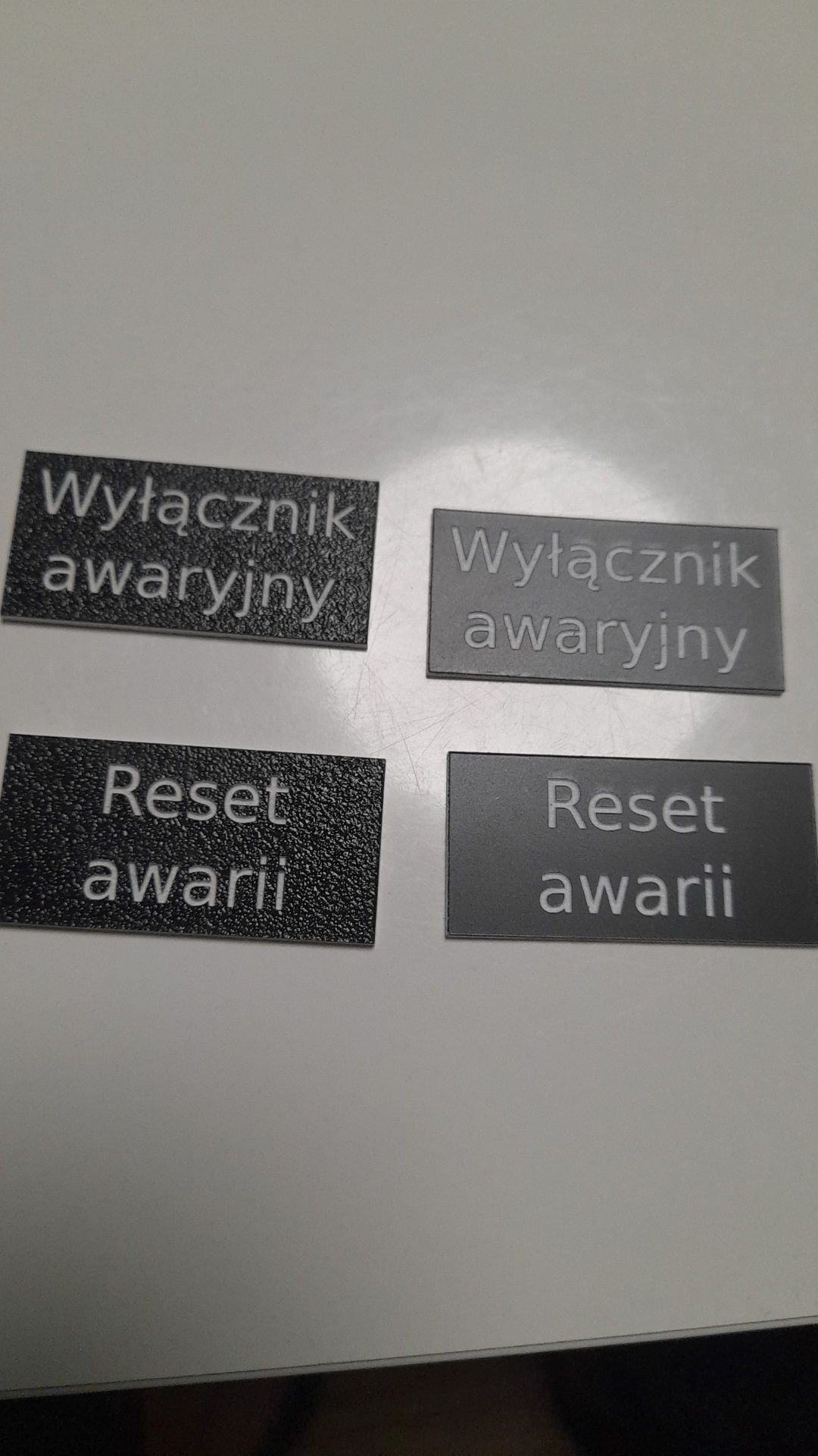 Grawerki na pulpity. Opisy na bezpieczniki.