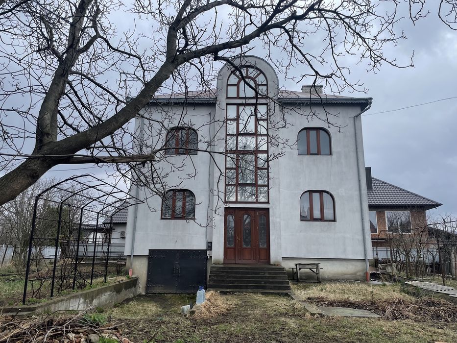 Будинок з прилеглою земельною ділянкою