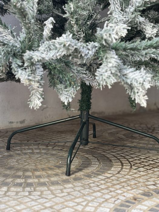Árvore de Natal 210 cm efeito nevada e enfeites
