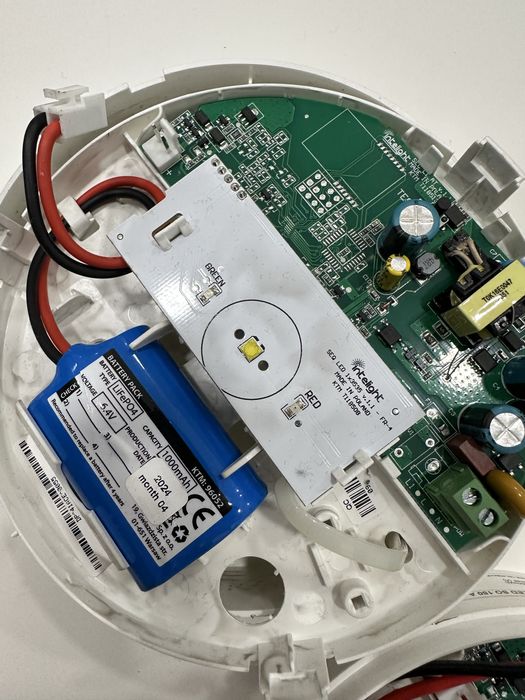 Lampy awaryjne 4 sztuki, założone do lokalu przez 1 rok, 100% sprawne
