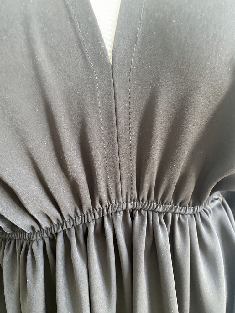 Lekka sukienka przed kolano w rozmiarze uni