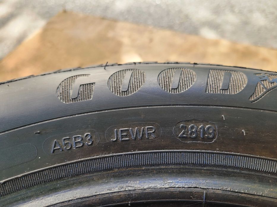 Продам шины GOOD YEAR  ultragrip ice 2 215/55/r16