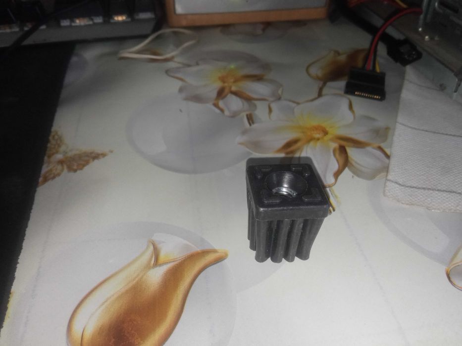 Накладка пластикова з різьбою М8 20х20 25х25 30х30 40х40 мм