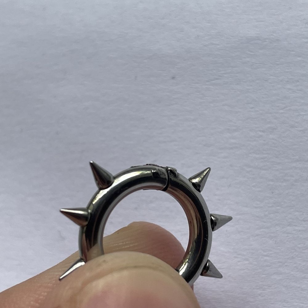 Nowy srebrny uniseks kolczyk z kolcami Gothic ze stali nierdzewnej