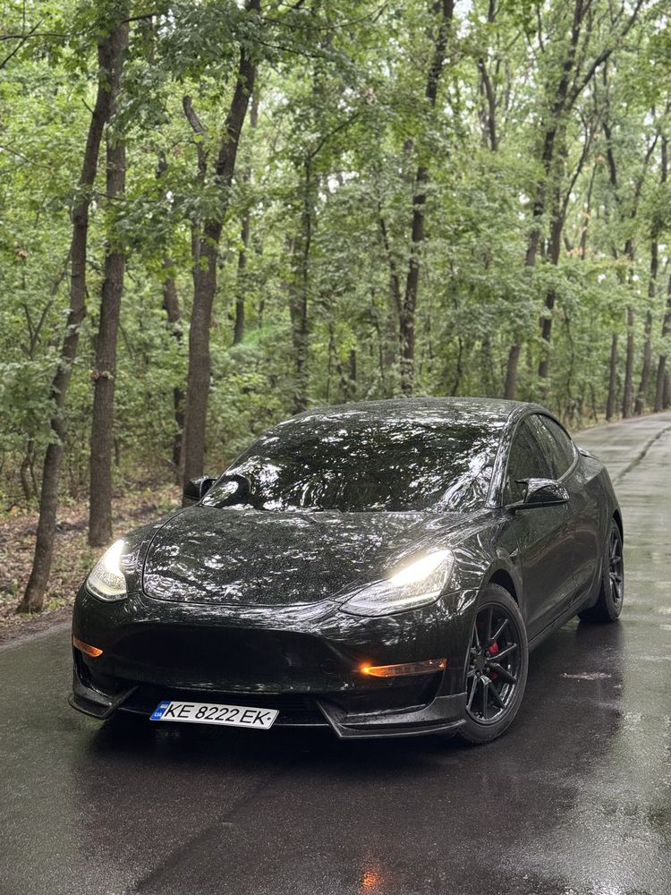 Tesla model 3 2019 рік
