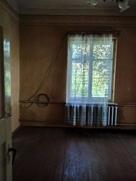 Півбудинка з окремою ділянкою і двором в центрі міста