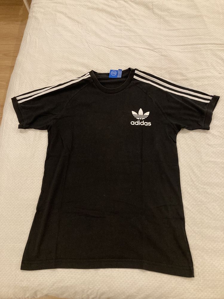 T-shirt adidas.             .